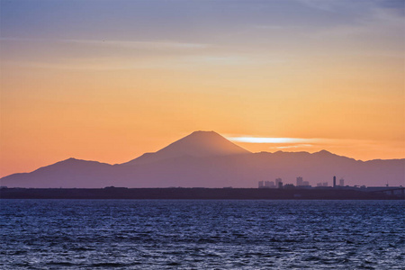 在冬季的日落时节, 富士山和东京湾