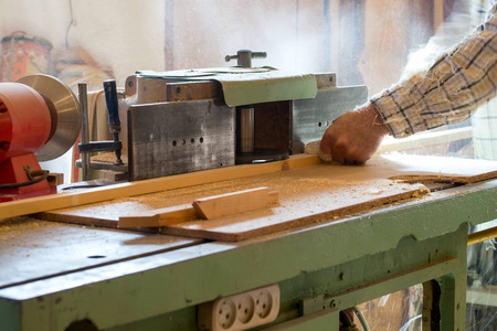 木匠工具与木屑木制的桌子上。圆锯片。切割木板