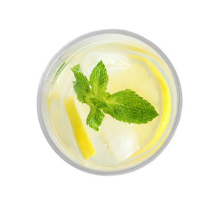 白色背景的天然柠檬水玻璃, 顶部视图