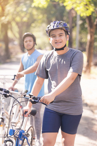 年轻人骑自行车在公园, 人生活方式概念体育