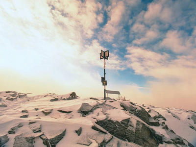 雪山在暴风雪中的山峰。冬季极端雾天气