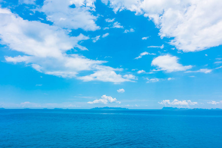 美丽的海和海洋与云彩在蓝天背景