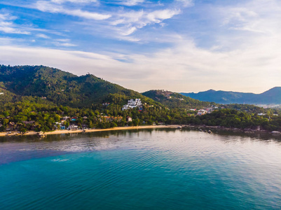 美丽的热带海滩和海的鸟瞰与棕榈树和其他树木在苏梅岛岛旅游和度假