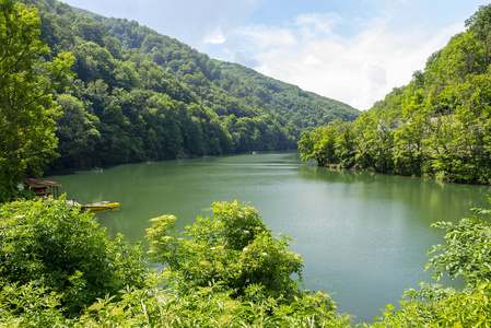 位于匈牙利 Miskolc 附近 Lillafured 的绿色 Hamori 湖。春天风景在山毛榉山