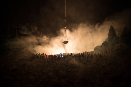 在夜间人群的模糊巨大规模的剪影与雾火背景。选择性聚焦