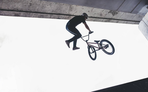 少年小轮车车手在 skatepark 表演技巧