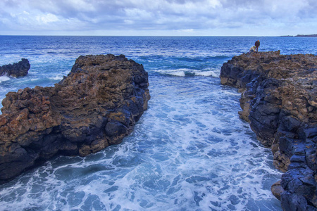 大西洋沿岸的风景如画的海浪冲刷着海岸的岩石