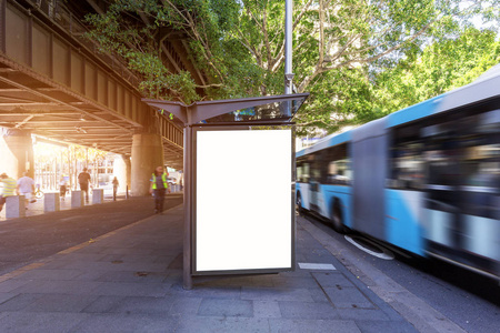 澳大利亚悉尼城市公交站旁边的灯箱广告