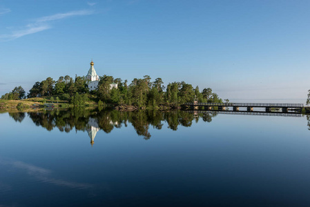 Nikolsky 修道院的镜子反射在湖的平静的水。Valaam 是一个舒适和安静的一块土地, 岩石的海岸, 其中上升到郁郁葱葱的