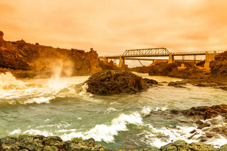 老桥旁边的 Godafoss 瀑布美丽的一部分, 石岩沙漠景观冰岛。色调