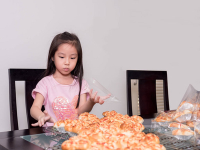 可爱的孩子女孩单独包装烤猪肉香肠与蛋黄酱面包, 家庭厨房, 孩子帮助他的父母