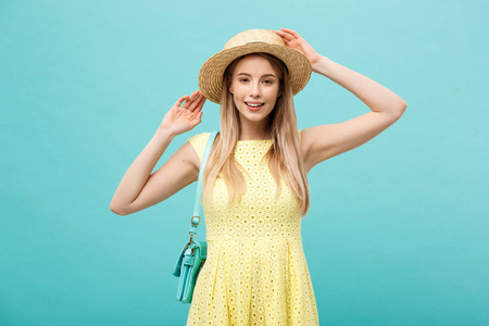 快乐的年轻女游客享受暑假。美丽的女孩穿着白色夏天的衣服拿着帽子。假期或休闲概念