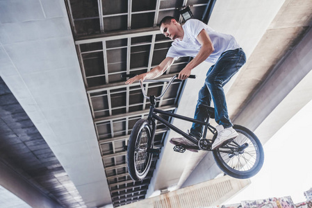 少年小轮车车手在 skatepark 表演技巧