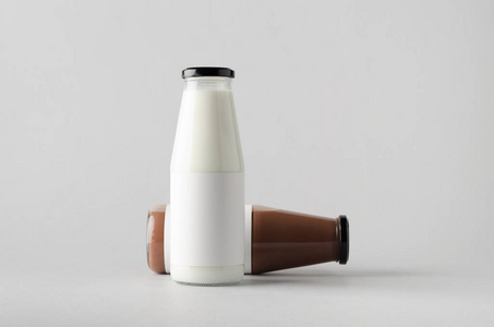 牛奶瓶模拟两个瓶子。空白标签