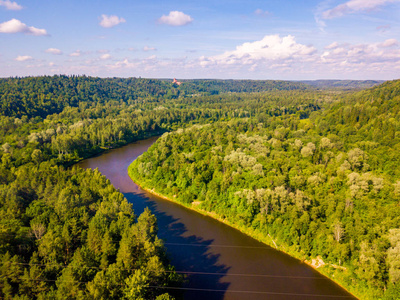 鸟瞰 Sigulda 城市与高亚河河和横跨它的桥梁与缆绳汽车在谷