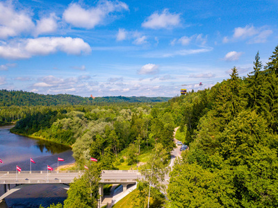 鸟瞰 Sigulda 城市与高亚河河和横跨它的桥梁与缆绳汽车在谷