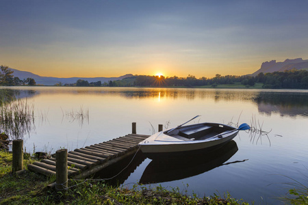 日出在湖 Naverone