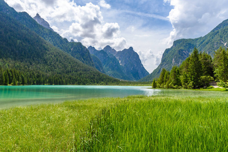 湖 Dobbiaco Toblacher 看见, Dobbiaco 在白云岩阿尔卑斯, 南 Tirol, 意大利旅行目的地