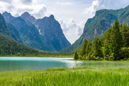 湖 Dobbiaco Toblacher 看见, Dobbiaco 在白云岩阿尔卑斯, 南 Tirol, 意大利旅行目的地