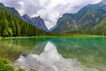 湖 Dobbiaco Toblacher 看见, Dobbiaco 在白云岩阿尔卑斯, 南 Tirol, 意大利旅行目的地