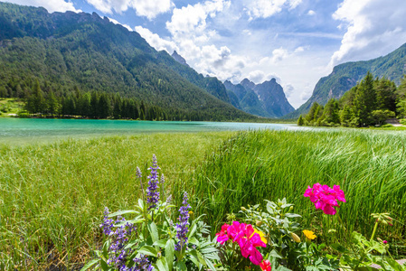 湖 Dobbiaco Toblacher 看见, Dobbiaco 在白云岩阿尔卑斯, 南 Tirol, 意大利旅行目的地