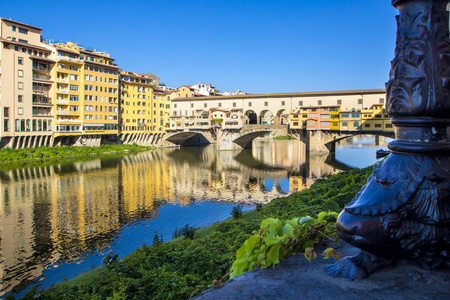 旧和石中世纪大桥的全景景色, 五颜六色的房子, 佛罗伦萨, 托斯卡纳, 意大利的美丽倒影