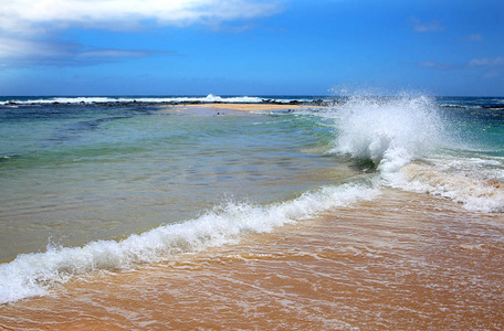 美国夏威夷考艾岛沙滩上的温暖波浪