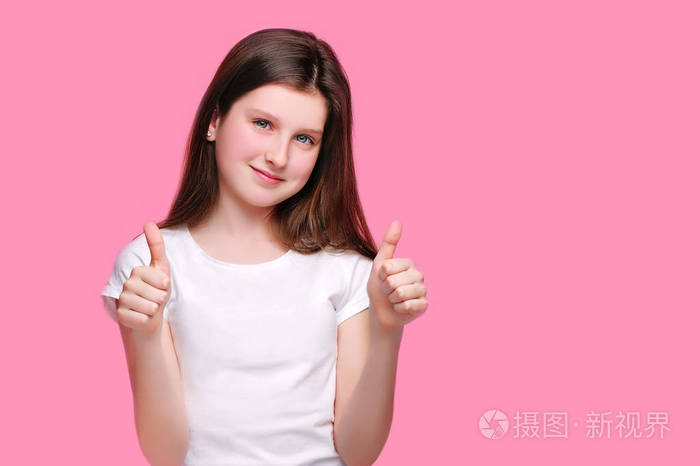 黑发女孩显示竖起大拇指手势