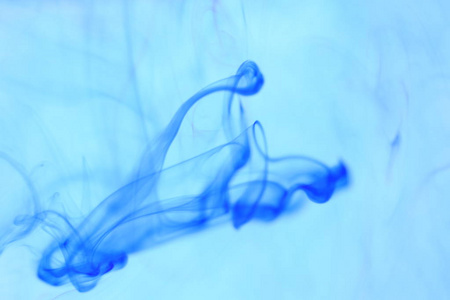 蓝色环境墨水运动。艺术水滴曲线。软背景