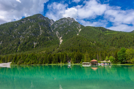 湖 Dobbiaco Toblacher 看见, Dobbiaco 在白云岩阿尔卑斯, 南 Tirol, 意大利旅行目的地