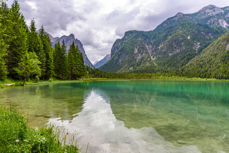 湖 Dobbiaco Toblacher 看见, Dobbiaco 在白云岩阿尔卑斯, 南 Tirol, 意大利旅行目的地