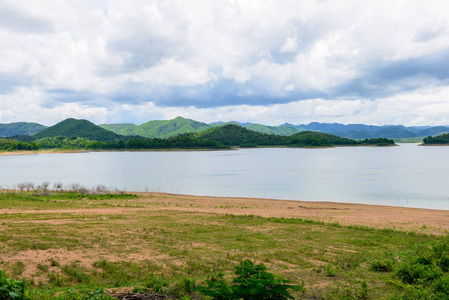 泰国碧武里普罗万 Kaeng Krachan 国家公园 Kaeng Krachan 大坝山水景观