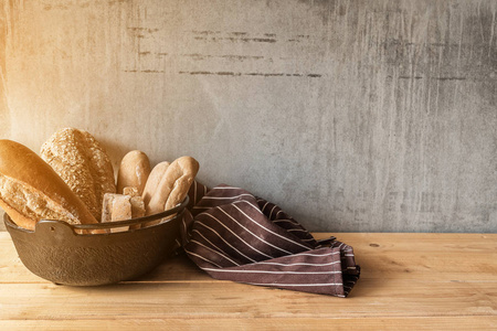 桌上有棕色餐巾的各种面包卷