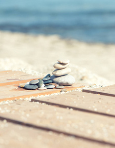 在沙滩上的沙滩上用木板把石头安排在一起