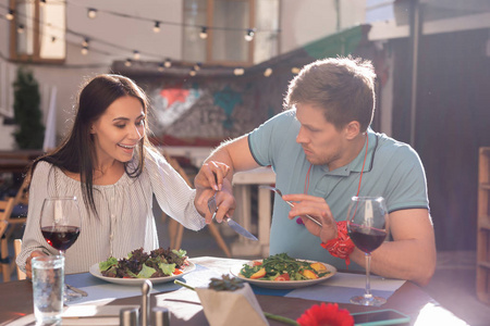 金发男人感到贪婪, 而他的女人尝试他的食物