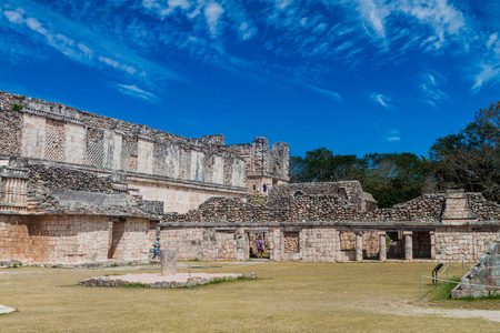 乌斯马尔, 墨西哥2016年2月28日 游客之间的修女的四合院 Cuadrangulo de Monjas 建筑群和魔术