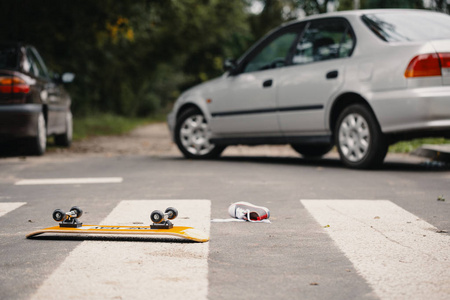 危险交通事故后行人过路处的滑板及儿童鞋