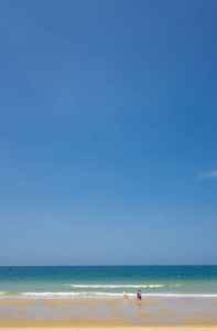 海滩上的人和蓝天背景