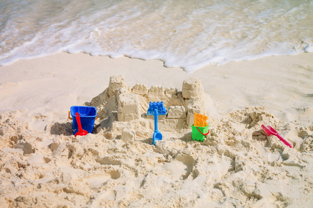 孩子们的玩具和海滩上的沙堡