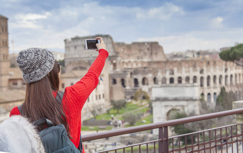 旅游女孩在罗马城自拍。意大利。Colloseum 背景