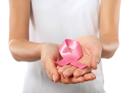 妇女持有粉红色丝带白色背景, 特写。乳癌意识概念