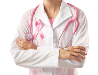 医生与粉红色丝带对白色背景, 特写。乳癌意识概念