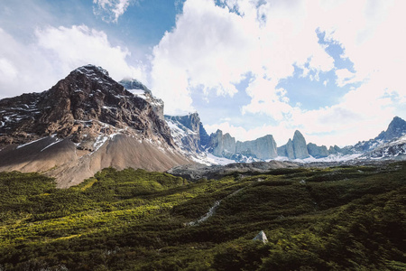 智利。托雷斯. 佩里。戏剧性的风景。一条快速的山河在岩石之间奔跑反对积雪山的背景