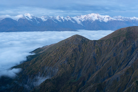 今天上午与雪一座山脉的景观。高加索，格鲁吉亚，泽摩斯瓦涅季