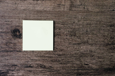 在木桌上的空白粘纸条纸的顶部视图图像