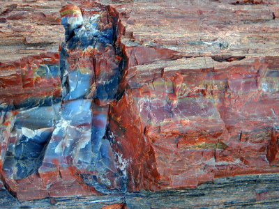 蓝色和红色玛瑙石的自然抽象