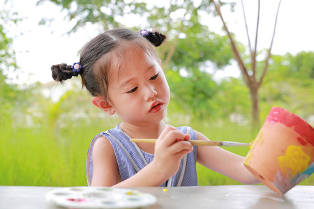 亚洲儿童女孩漆陶碟图片