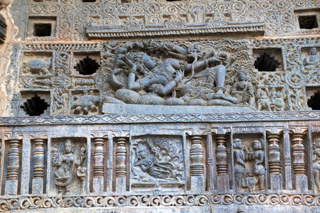 华丽的穿孔窗口。Sheshashayee 毗瑟奴的雕塑和他的配偶,Chennakeshava 寺, Belur, 卡纳卡, 印度