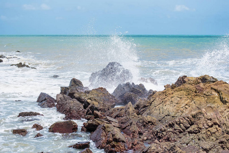 夏季, 白色的海浪在海岸的海洋岩石上撞击。泰国