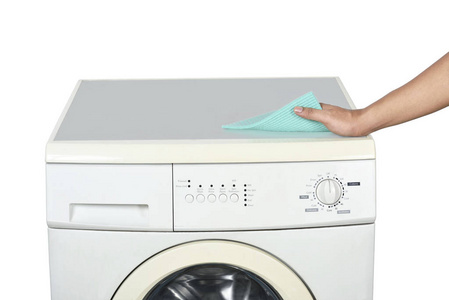 手清洁洗衣机与毛巾隔离在白色背景